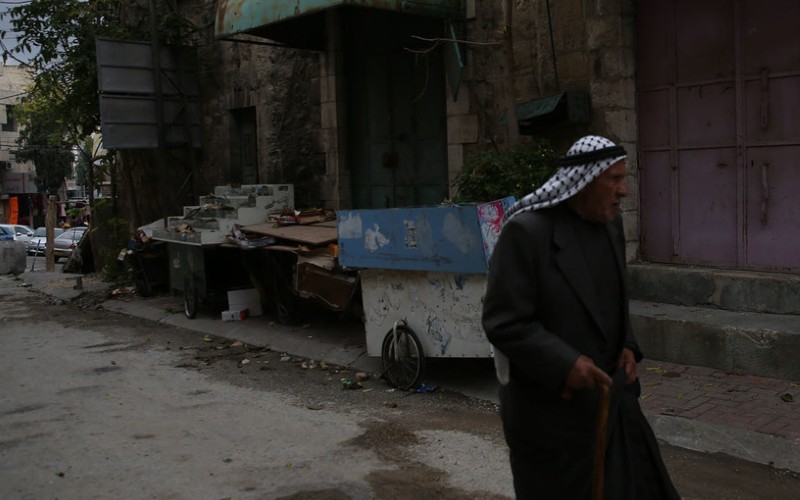 Palestino en una calle de Hebrón Cisjordania