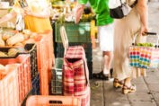 Hasta qué hora está abierta la tienda de alimentos más cercana