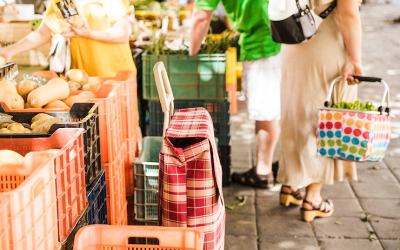 Hasta qué hora está abierta la tienda de alimentos más cercana